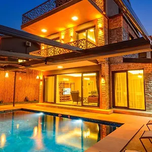Soeguet 4 - 4 Bedroom With Jacuzzi In Villa Fethiye